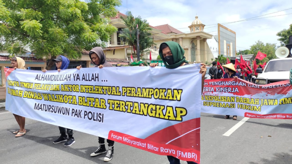 Barisan massa FMBR lakukan long march menuju Mapolres Blitar Kota (Foto: Lintas7News)
