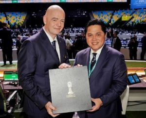 Gianni Infantino dan Erick Thohir saat penerimaan mandat kembali menjadi Presiden FIFA (Sumber: Instagram @pssi)