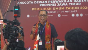 Mohammad Trijanto Lakukan Press Conference di KPU Jatim Saat Penyerahan Dokumen Bacalon DPD RI (dok. Lintas7News)