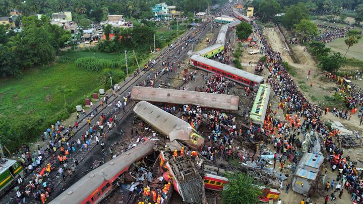 Kondisi gerbong kereta yang bertabrakan di distrik Balasore di negara bagian timur Odisha, India setelah kereta penumpang keluar jalur dan menabrak satu kereta (3/6). (Foto: REUTERS/Stringer).