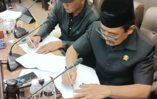 Calon anggota DPD RI Jatim Mohammad Trijanto bersama Koalisi Petani Anti Korupsi (KAPAK) Jatim tandatangani pakta integritas (doc. Istimewa)