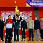 Foto Pelatih Golden Silat Club, Burhanuddin Abdullah saat mengangkat trophy piala umum di Pertandingan Pencak Silat Walikota Cup 2023 (Doc. Istimewa)