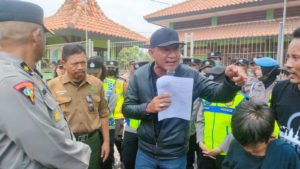 Mohammad Trijanto Calon anggota DPD Jawa Timur memimpin aksi demo di Kantor Perhutani Mojokerto (doc. Istimewa)