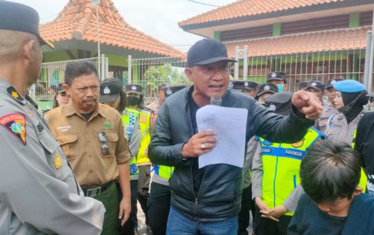 Mohammad Trijanto Calon anggota DPD Jawa Timur memimpin aksi demo di Kantor Perhutani Mojokerto (doc. Istimewa)