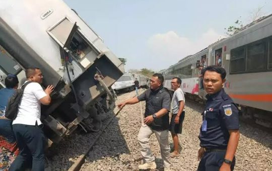 Kecelakaan kereta api (KA) yang melibatkan KA Argo Semeru dan KA Argo Wilis terjadi di wilayah Kalimenur, Kapanewon (Kecamatan) Sentolo, Kabupaten Kulon Progo, Selasa (17/10/2023) doc: Istimewa