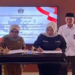 Bupati Blitar bersama Ketua Bawaslundan KPU Kabupaten Blitar melakukan penandatanganan Naskah Perjanjian Hibah Daerah (NPHD) di Pendopo Ronggo Hdi Negoro. (doc : Istimewa)