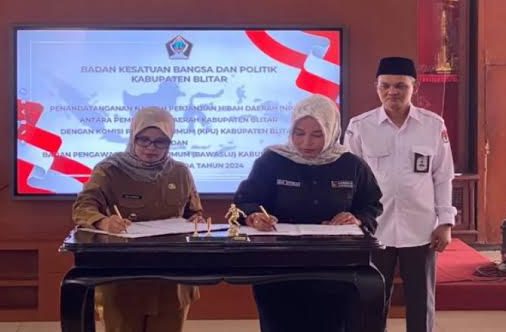 Bupati Blitar bersama Ketua Bawaslundan KPU Kabupaten Blitar melakukan penandatanganan Naskah Perjanjian Hibah Daerah (NPHD) di Pendopo Ronggo Hdi Negoro. (doc : Istimewa)