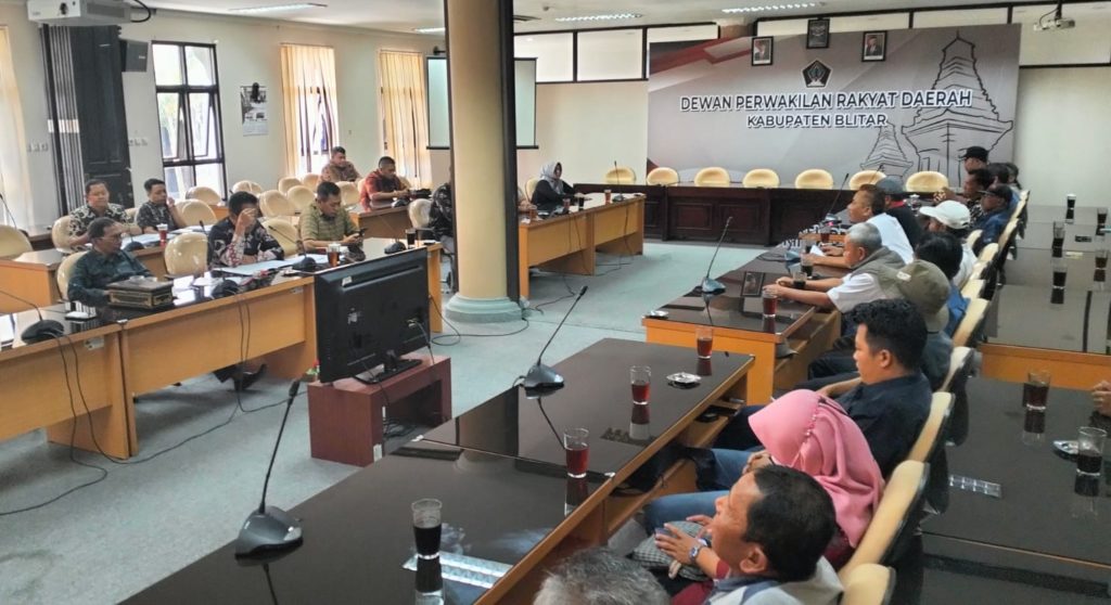 Pimpinan DPRD Kabupaten Blitar dan Komisi I melaksanakan audiensi bersama Forum RT RW se-Kabupaten Blitar, Kamis (16/11/2023).. Foto : Istimewa
