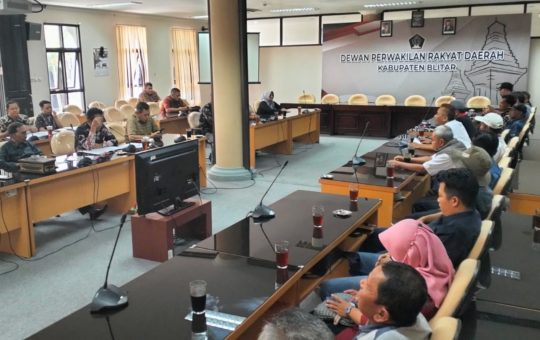 Pimpinan DPRD Kabupaten Blitar dan Komisi I melaksanakan audiensi bersama Forum RT RW se-Kabupaten Blitar, Kamis (16/11/2023).. Foto : Istimewa
