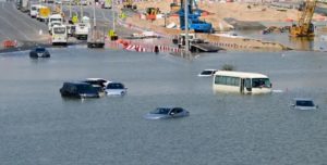 Mobil terdampar di jalan yang banjir di Dubai setelah hujan lebat (18/04/2024)