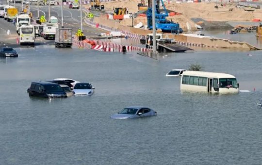Mobil terdampar di jalan yang banjir di Dubai setelah hujan lebat (18/04/2024)