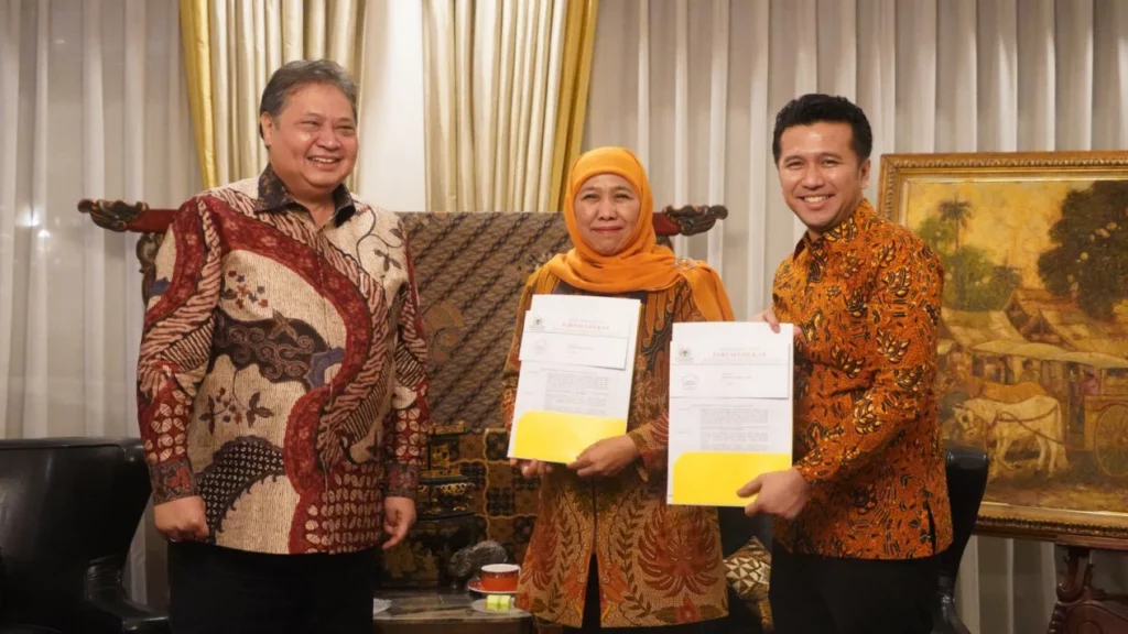 Ketua Umum Partai Golkar Airlangga serahkan surat rekomendasi untuk Khofifah-Emil maju di Pilkada Jawa Timur 2024 (Tangkapan Layar)