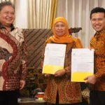 Ketua Umum Partai Golkar Airlangga serahkan surat rekomendasi untuk Khofifah-Emil maju di Pilkada Jawa Timur 2024 (Tangkapan Layar)