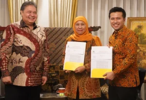 Ketua Umum Partai Golkar Airlangga serahkan surat rekomendasi untuk Khofifah-Emil maju di Pilkada Jawa Timur 2024 (Tangkapan Layar)