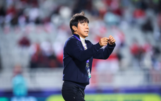 Shin Tae-yong memilih pemain muda Liga 1 untuk Piala AFF 2024, didukung Bung Kus. Turnamen ini, meski di luar kalender FIFA, jadi panggung emas regenerasi timnas. Keyakinan pada semangat juang para pemain terlihat kuat. Grup B bersama Vietnam, Filipina, Myanmar, dan Laos siap menyajikan keajaiban sepak bola.