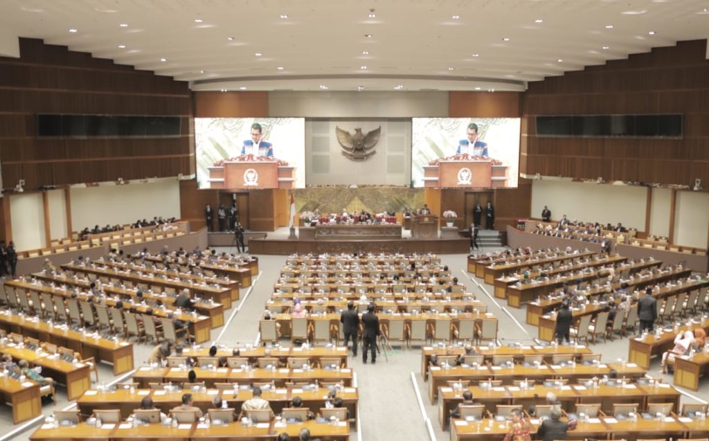 Undangan resmi dari Setjen DPR agenda utama rapat adalah pengambilan keputusan permohonan pemberian kewarganegaraan Republik Indonesia.