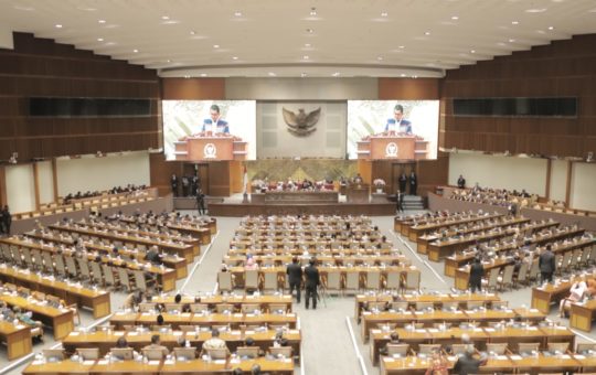 Undangan resmi dari Setjen DPR agenda utama rapat adalah pengambilan keputusan permohonan pemberian kewarganegaraan Republik Indonesia.