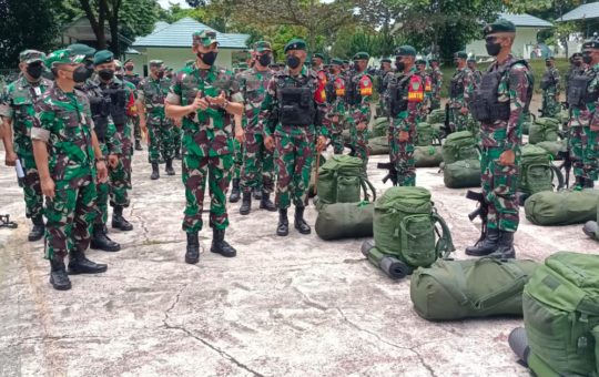 Asops Panglima TNI Mayjen Gabriel Lema mengecek kesiapan Kapal Bantu Rumah Sakit TNI AL KRI Radjiman Wedyodiningrat992 diMarkas Kolinlamil.