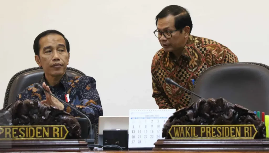 Presiden Jokowidodo berbincang dengan Sekertaris Kabinet Pramono Anung.