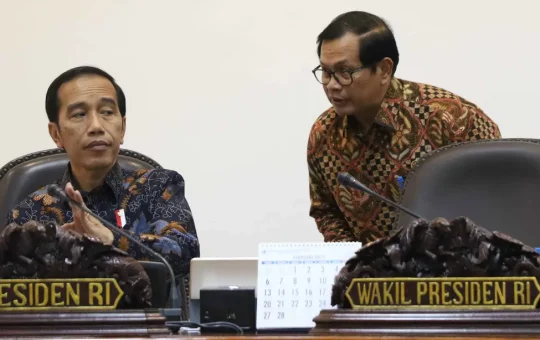 Presiden Jokowidodo berbincang dengan Sekertaris Kabinet Pramono Anung.