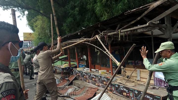 lapak di puncak bogor telah di bongkar satpol pp