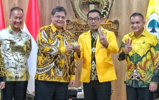 Ridwan Kamil resmi bergabung dengan Partai Golkar setelah menerima kartu anggota dari Ketua Umum Airlangga Hartarto di DPP Golkar, Jakarta, pada Rabu, 18 Januari 2023.