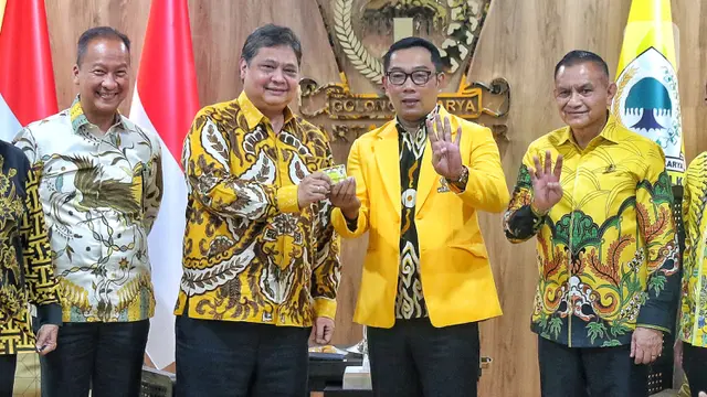 Ridwan Kamil resmi bergabung dengan Partai Golkar setelah menerima kartu anggota dari Ketua Umum Airlangga Hartarto di DPP Golkar, Jakarta, pada Rabu, 18 Januari 2023.