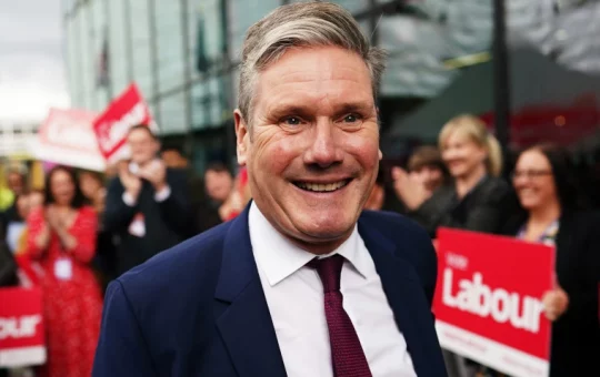 Keir Starmer memimpin pembaruan nasional' setelah kemenangan Partai Buruh dalam pemilu, menggantikan pemerintahan Partai Konservatif.