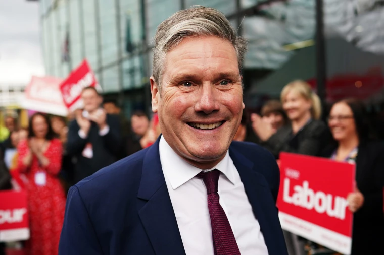 Keir Starmer memimpin pembaruan nasional' setelah kemenangan Partai Buruh dalam pemilu, menggantikan pemerintahan Partai Konservatif.