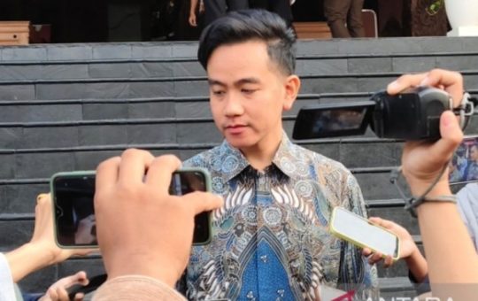 Wakil Wali Kota Surakarta, Teguh Prakosa, mengkonfirmasi bahwa Gibran Rakabuming Raka akan segera mengundurkan diri dari jabatannya.