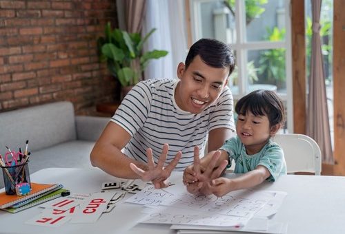 Dalam bahasa Inggris, istilah yang digunakan untuk menghitung atau mengetahui jumlah suatu objek adalah "cardinal number."