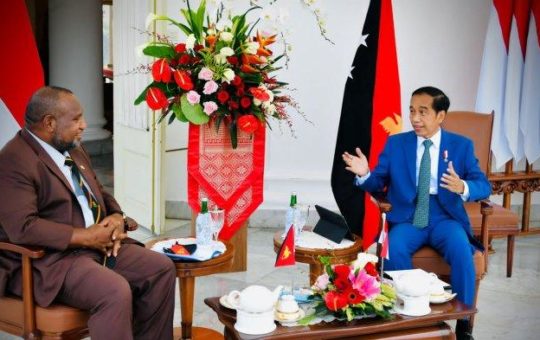 Presiden Joko Widodo dengan hangat menyambut kedatangan Perdana Menteri Papua Nugini, James Marape, di Istana Bogor, Jawa Barat.