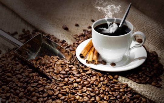 Kopi hitam, sebagai minuman populer, sering dikonsumsi oleh banyak orang. Kafein di dalamnya diyakini dapat meningkatkan energi.