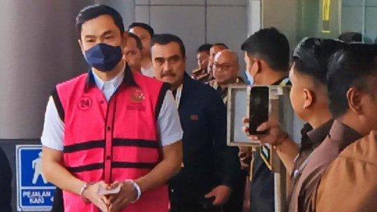 Harvey Moeis Jalani Sidang Perdana Kasus Korupsi Timah.