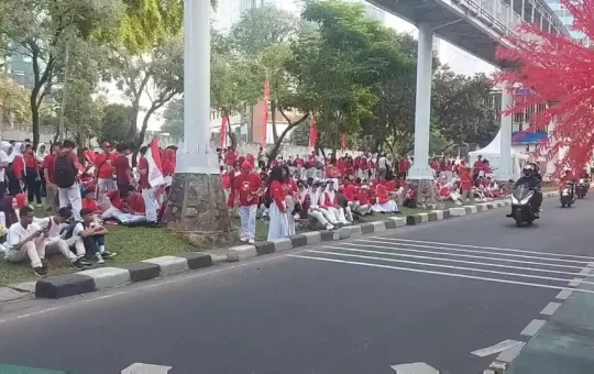 Warga dan Pelajar antusias menyaksikan kirab bendera Merah Putih dan teks proklamasi di Monas yang akan dibawa ke Ibu Kota Nusantara (IKN).