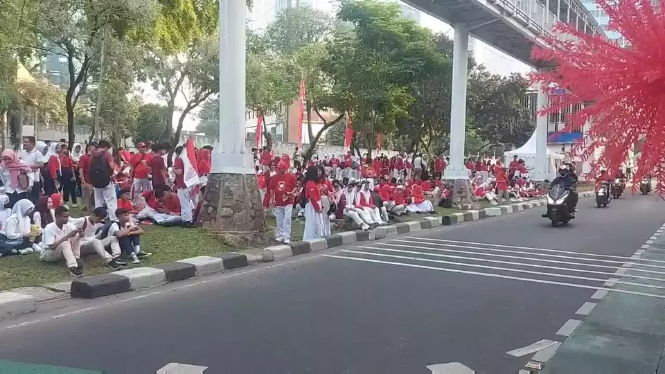 Warga dan Pelajar antusias menyaksikan kirab bendera Merah Putih dan teks proklamasi di Monas yang akan dibawa ke Ibu Kota Nusantara (IKN).