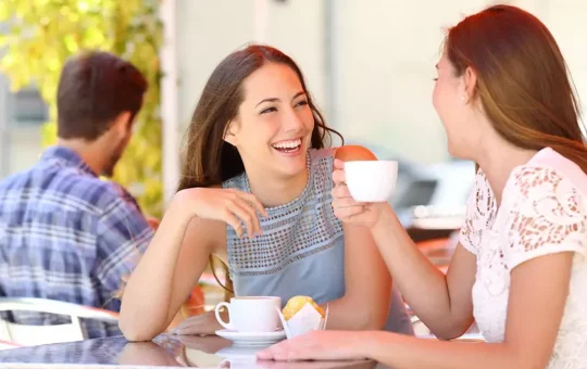 Menurut Cambridge Dictionary, 'conversation' didefinisikan sebagai percakapan antara dua orang atau lebih.