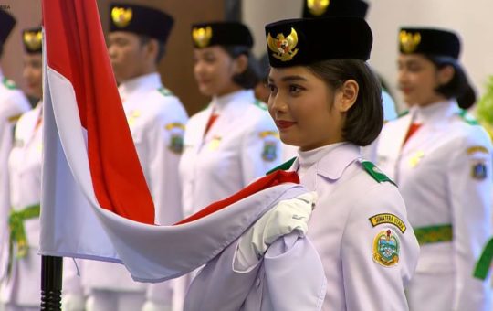 Violetha Agryka Sianturi, salah satu anggota Pasukan Pengibar Bendera Pusaka (Paskibraka) nasional 2024, tengah mencuri perhatian publik.