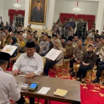 Presiden Prabowo Subianto dan Wakil Presiden Gibran Rakabuming Raka membayar zakat fitrah melalui Baznas di Istana Negara.