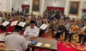 Presiden Prabowo Subianto dan Wakil Presiden Gibran Rakabuming Raka membayar zakat fitrah melalui Baznas di Istana Negara.