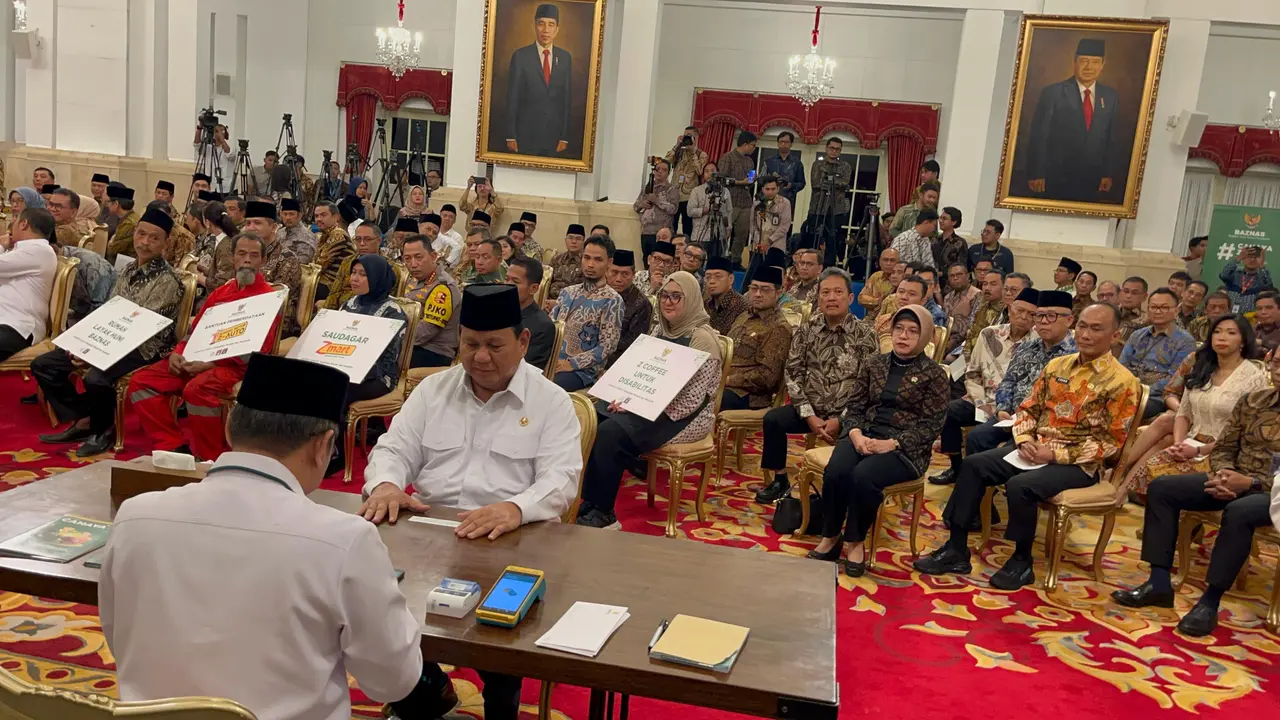 Presiden Prabowo Subianto dan Wakil Presiden Gibran Rakabuming Raka membayar zakat fitrah melalui Baznas di Istana Negara.