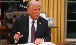 Presiden ke-47 AS Donald Trump menandatangani sejumlah perintah eksekutif setelah dilantik. (AFP)
