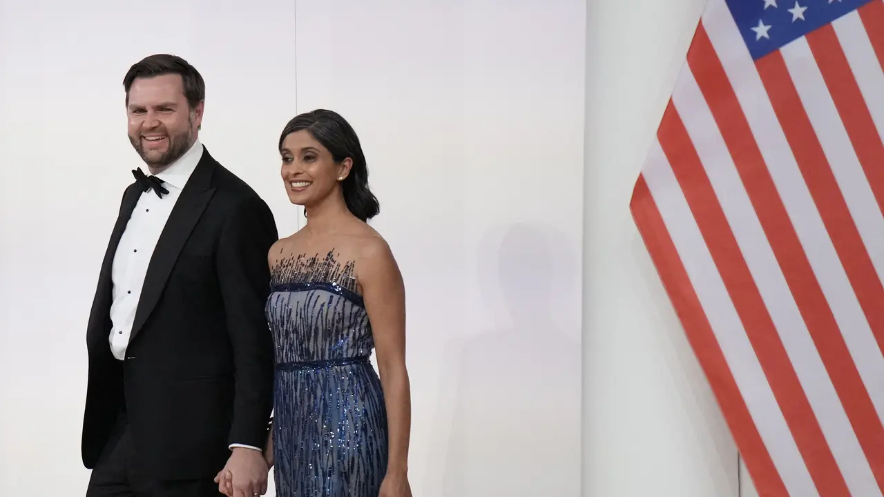 Wakil Presiden JD Vance dan istrinya Usha Vance menghadiri Pesta Komandan Tertinggi pada 20 Januari 2025 di Washington, DC. Presiden Trump menghadiri beberapa pesta pelantikan setelah mengambil sumpah sebagai presiden ke-47.
