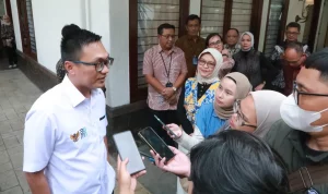 Wamen BUMN, Aminudin Ma’ruf, memastikan Bank Mandiri dan Himbara siap memenuhi kebutuhan transaksi Lebaran 2025, terutama di Jawa Barat.