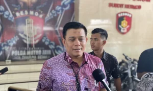 Direktur Reserse Kriminal Khusus Polda Metro Jaya, Kombes Pol Ade Safri Simanjuntak menerangkan, pemanggilan Alex Tirta merupakan pengembangan dari kesaksian E selaku pemilik rumah Kertanegara No. 46, Kebayoran Baru, Jakarta Selatan.