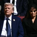 Presiden AS Donald Trump (kiri) dan Ibu Negara Melania Trump berdiri di samping para pemimpin saat menghadiri upacara pemakaman mendiang Paus Fransiskus di Lapangan Santo Petrus di Vatikan pada 26 April 2025.