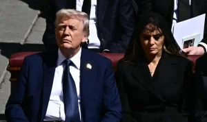 Presiden AS Donald Trump (kiri) dan Ibu Negara Melania Trump berdiri di samping para pemimpin saat menghadiri upacara pemakaman mendiang Paus Fransiskus di Lapangan Santo Petrus di Vatikan pada 26 April 2025.