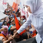 Gubernur Jawa Timur Khofifah Indar Parawansa di hadapan para buruh.