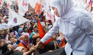 Gubernur Jawa Timur Khofifah Indar Parawansa di hadapan para buruh.