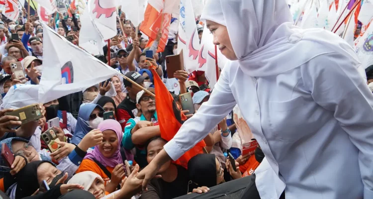 Gubernur Jawa Timur Khofifah Indar Parawansa di hadapan para buruh.